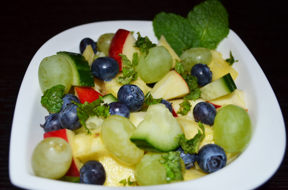 Obst-Gemüse-Salat: Ananas-Trauben-Gurke-Salat