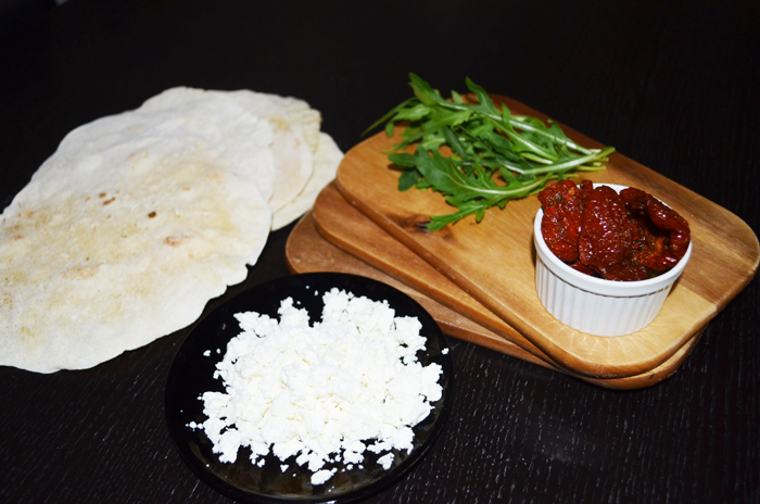 ingredients-sheeps-cheese-rucola-wraps